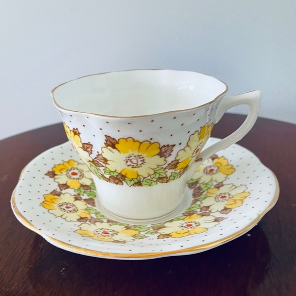Vintage Rosina-Queens China teacup and saucer set with yellow flowers - Picture 3 of 6
